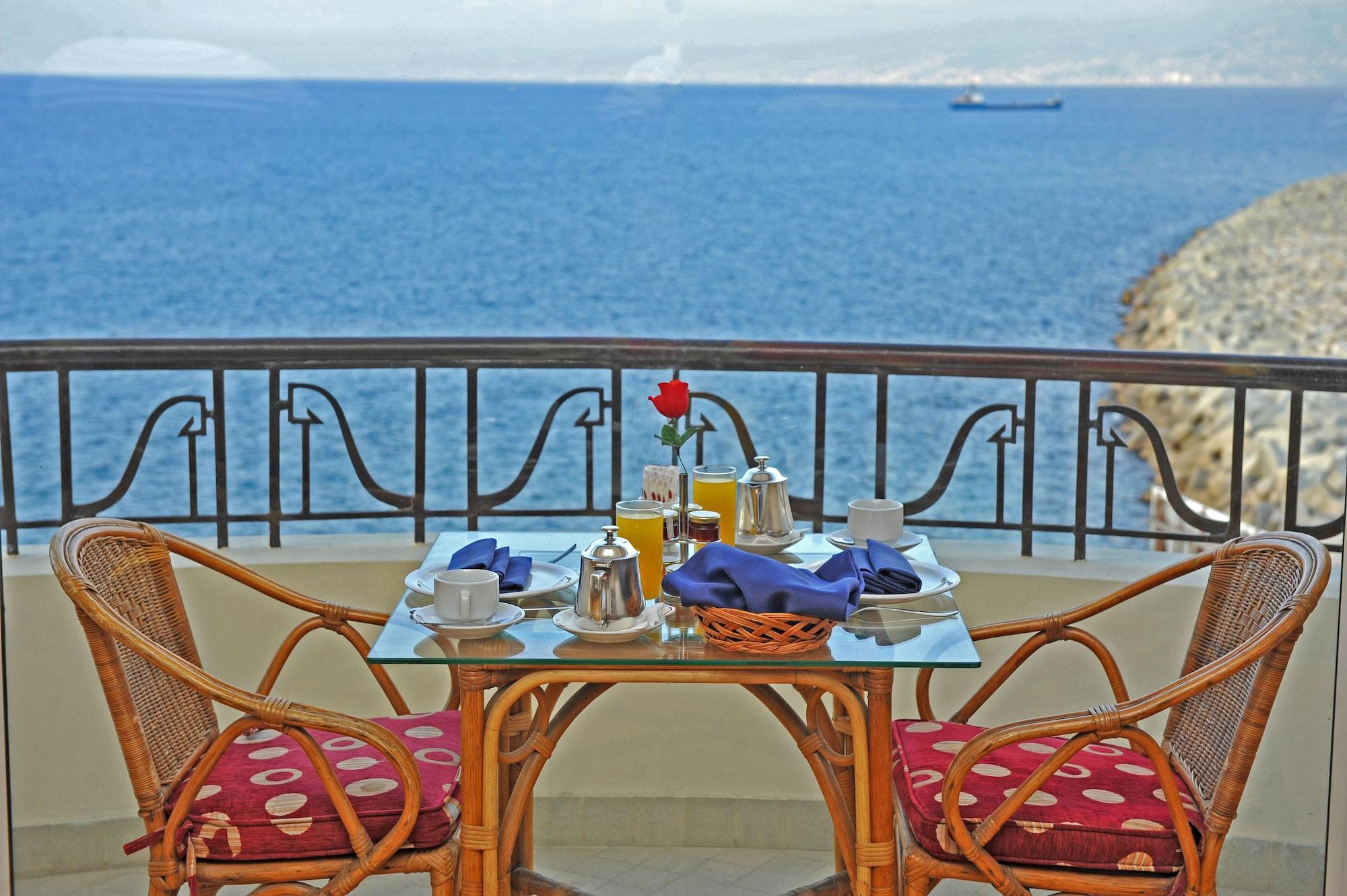 Warwick Palm Beach Hotel Beirut Bagian luar foto