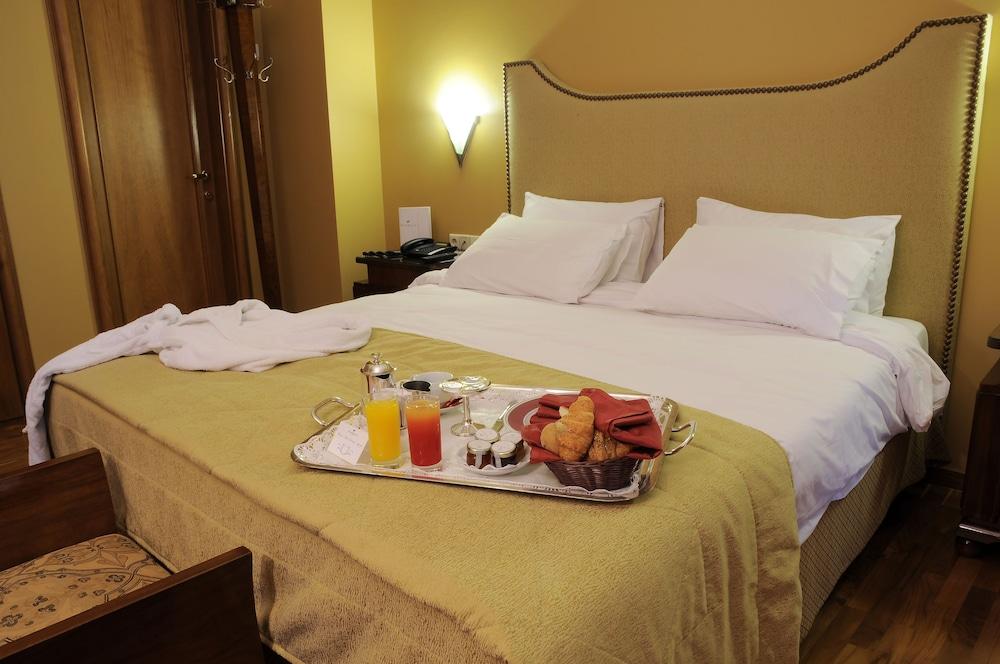 Warwick Palm Beach Hotel Beirut Bagian luar foto