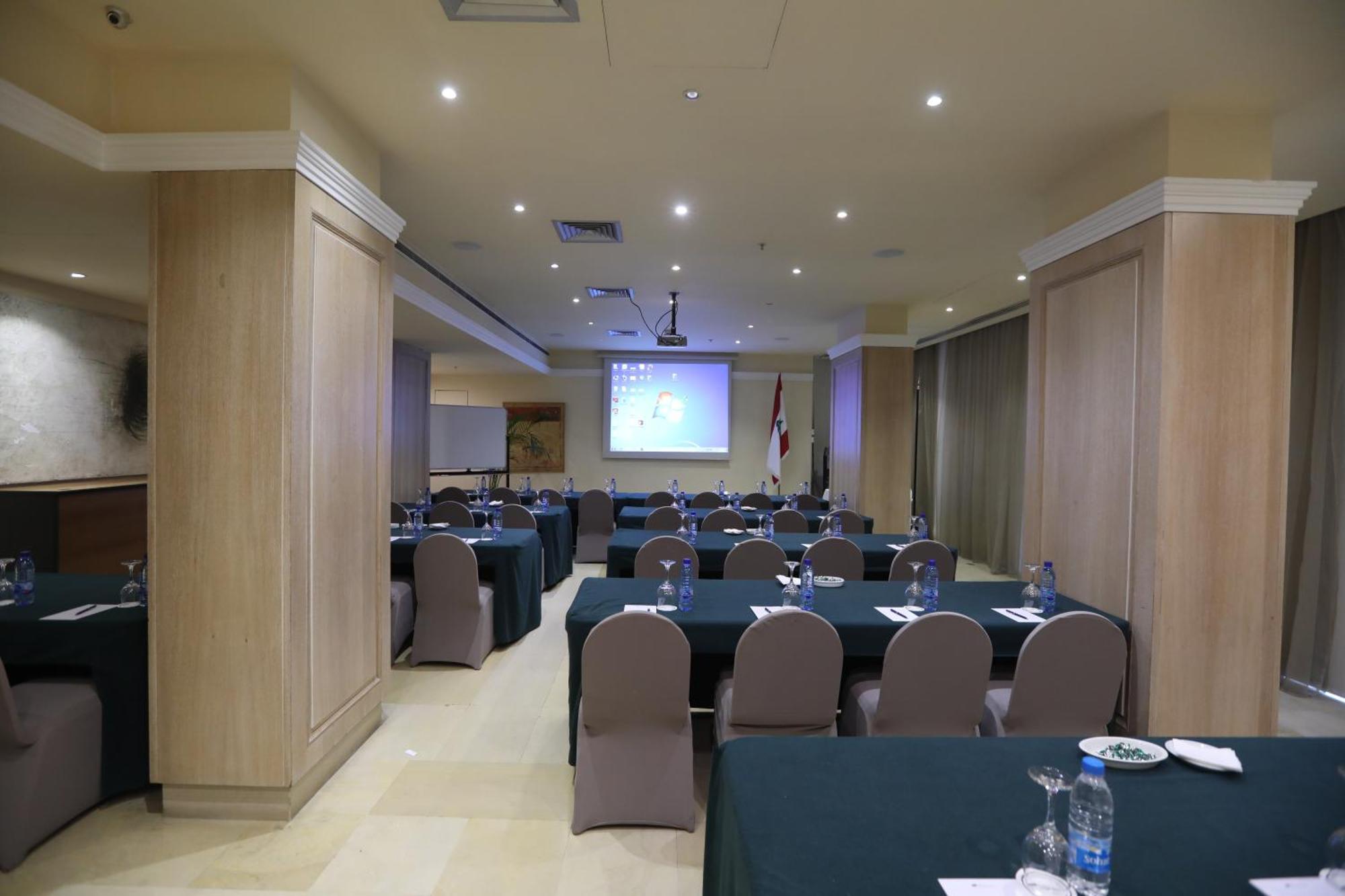 Warwick Palm Beach Hotel Beirut Bagian luar foto