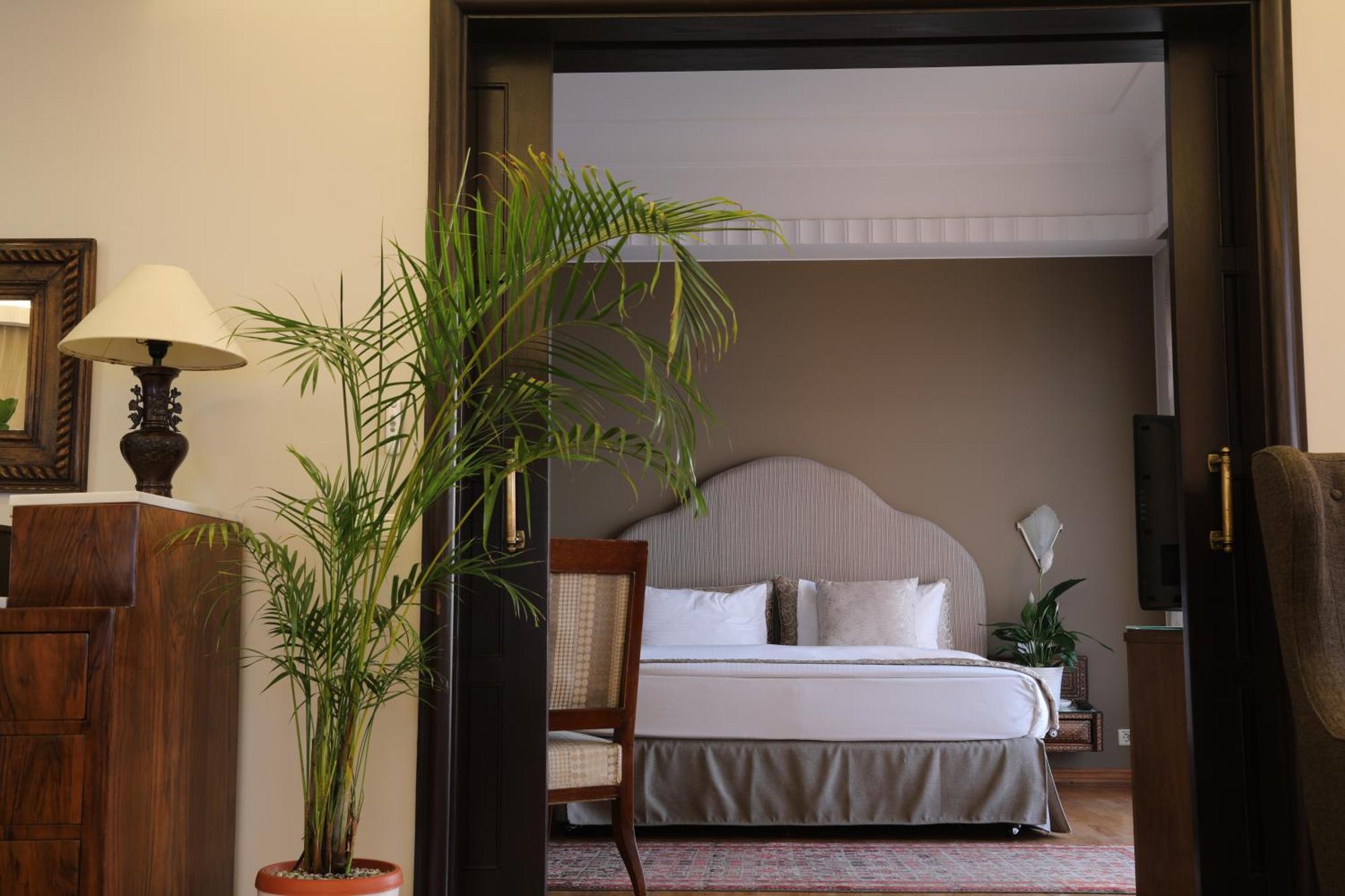 Warwick Palm Beach Hotel Beirut Bagian luar foto