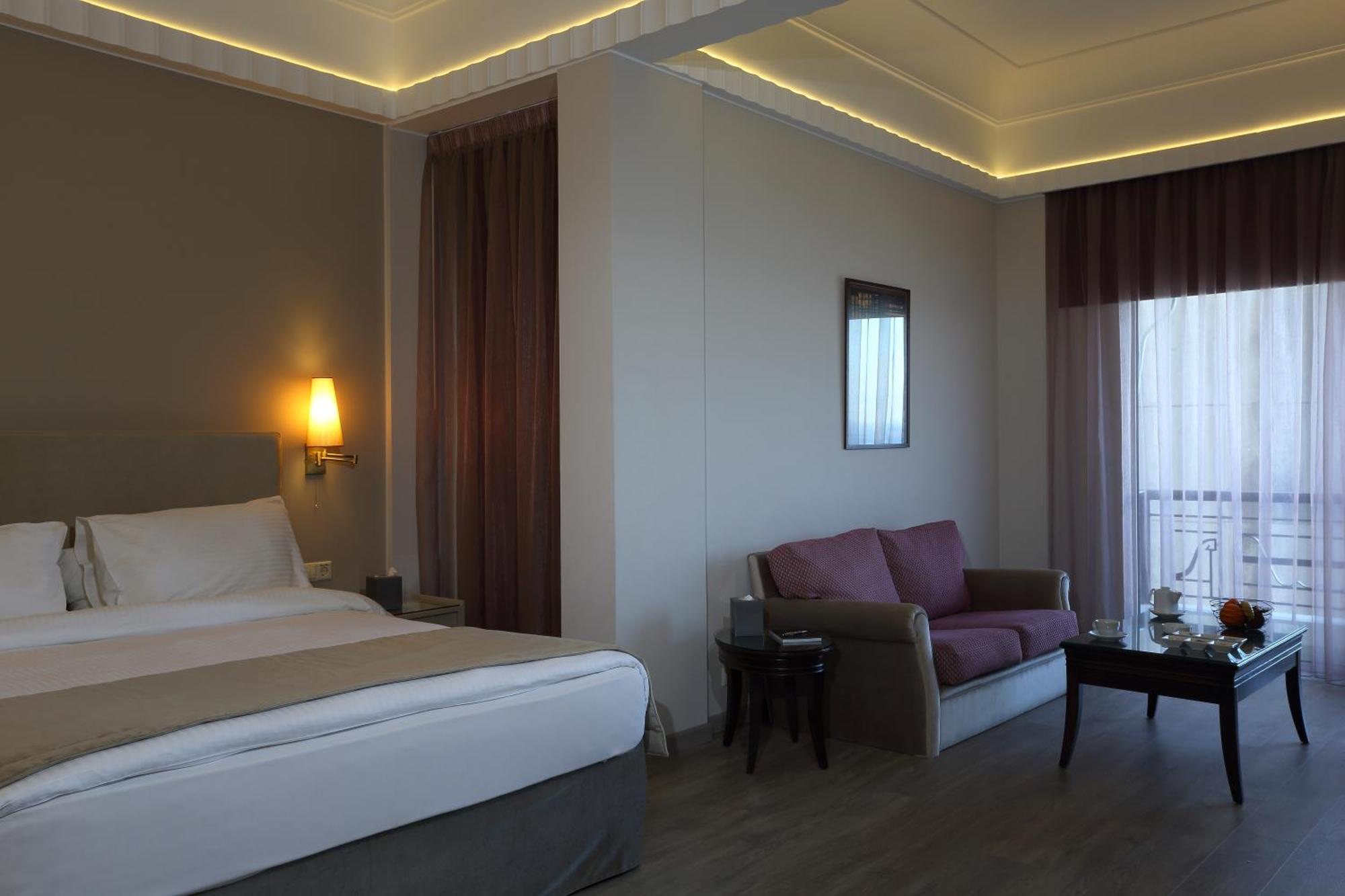 Warwick Palm Beach Hotel Beirut Bagian luar foto