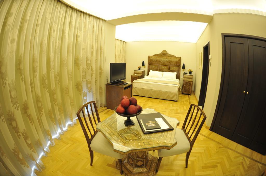 Warwick Palm Beach Hotel Beirut Bagian luar foto