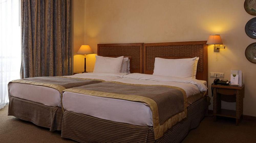 Warwick Palm Beach Hotel Beirut Bagian luar foto