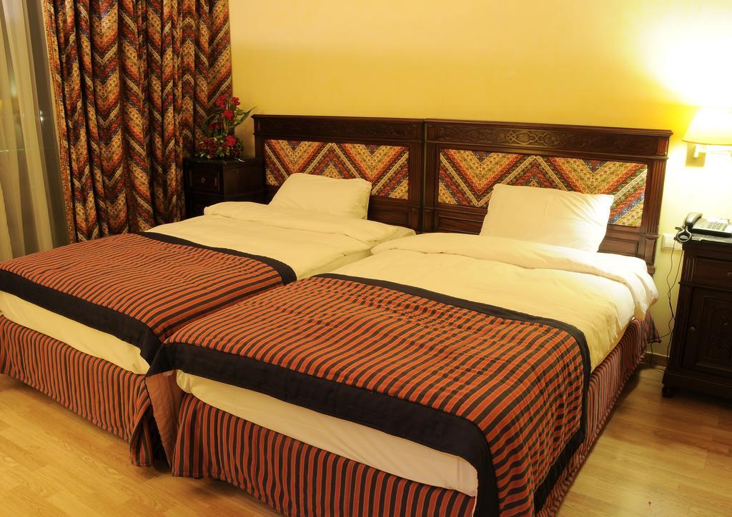 Warwick Palm Beach Hotel Beirut Bagian luar foto